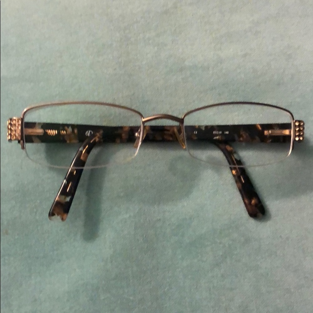 Beyoncé House of Deréon eyeglasses and case